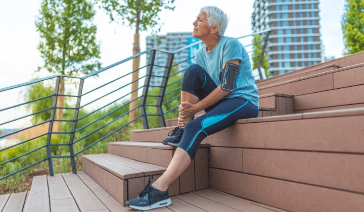 Joggerin mit Gelenkschmerzen Joggerin mit Gelenkschmerzen